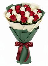Букет Микс из красных и белых роз в Масловский