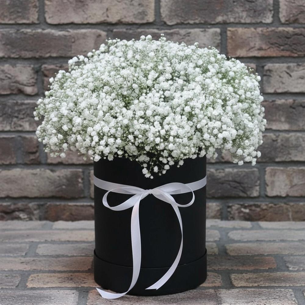 Цветочная композиция из Гипсофила в шляпной коробке в Масловский