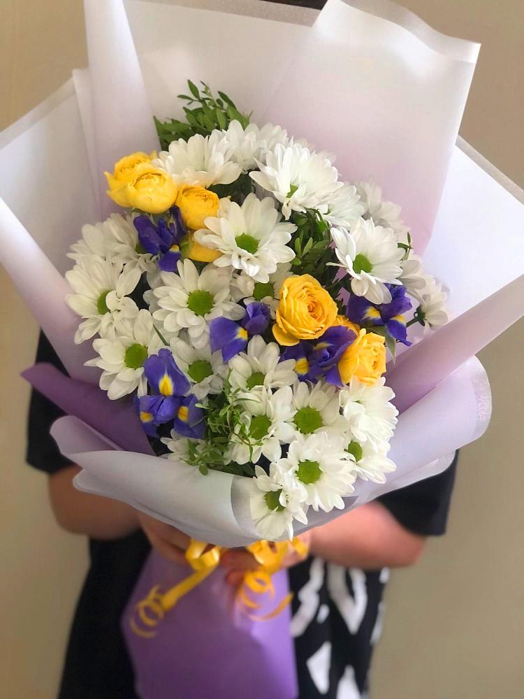 Букет цветов из: Ирисы, Хризантемы и Розы в Масловский