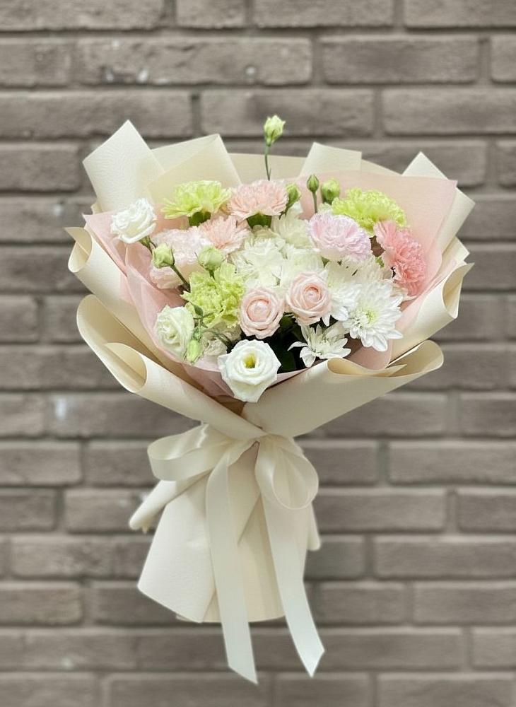 Букет цветов из: Гвоздики, Розы, Лизиантусы и Хризантемы в Масловский