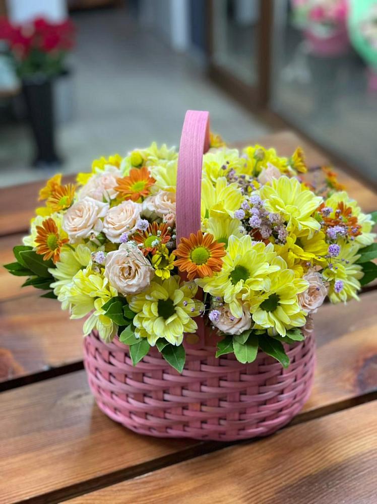 Цветочная композиция из Хризантемы и Розы в корзине в Масловский