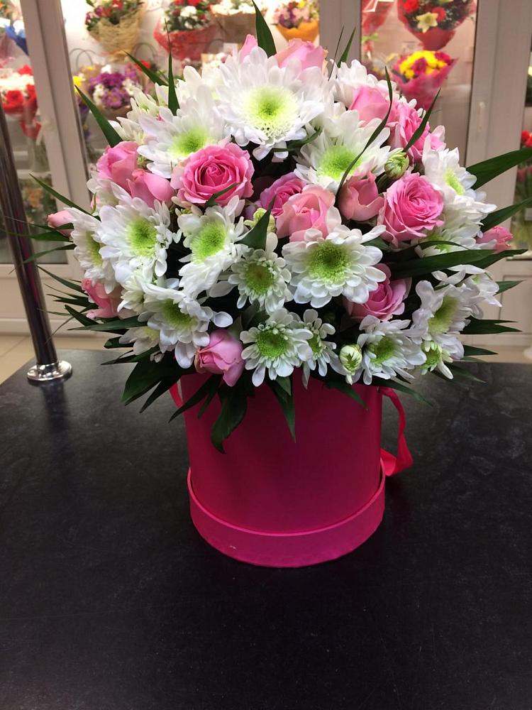 Цветочная композиция из Розы и Хризантемы в шляпной коробке в Масловский