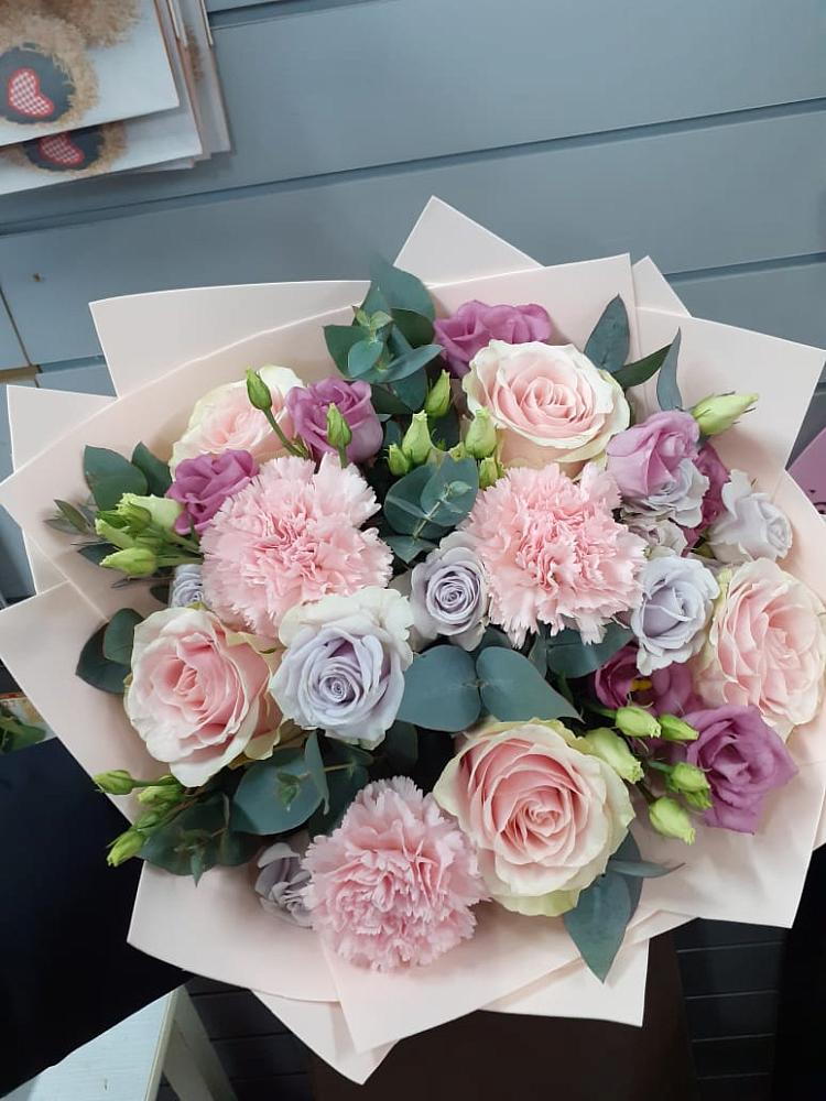 Букет цветов из: Розы, Гвоздики и Лизиантусы в Масловский