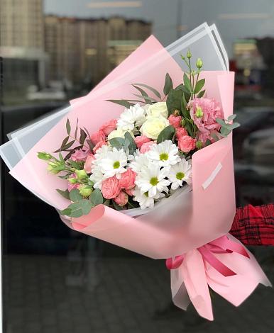 Букет цветов из: Розы, Лизиантусы и Хризантемы в Масловский